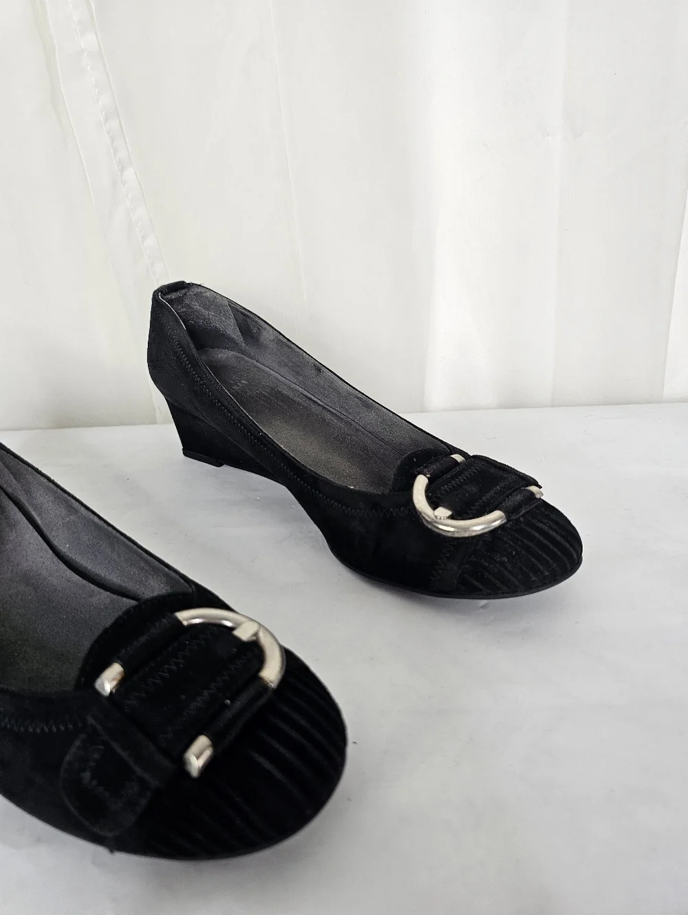 Stuart Weitzman Bucksome Black Suede Wedge Pump Gold Buckle 8.5 - Picture 3 of 9